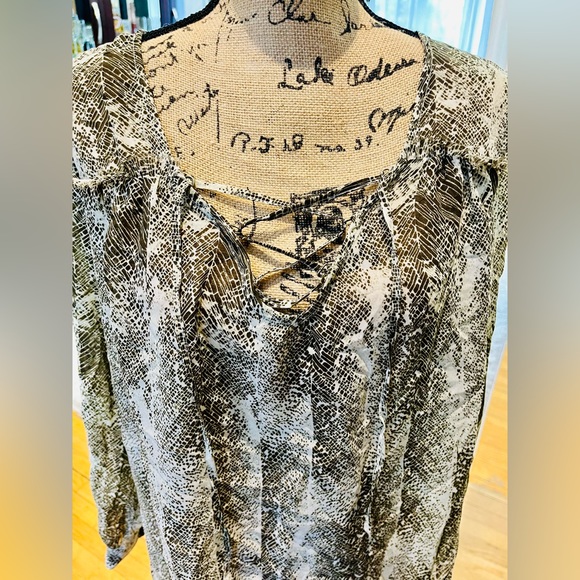 Daisy Fuentes Snakeskin Lace Up Blouse in Olive, Cream and Brown size XL - Picture 13 of 15